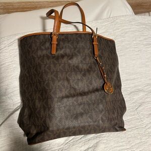 MK large jet set tote pre-owned in great condition